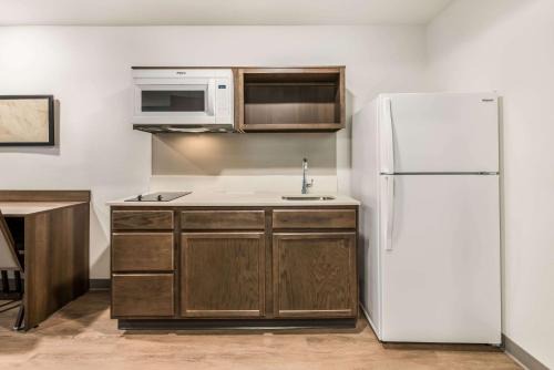 Charlotte Hotel | Convenient WoodSpring Suites near Charlotte University Research