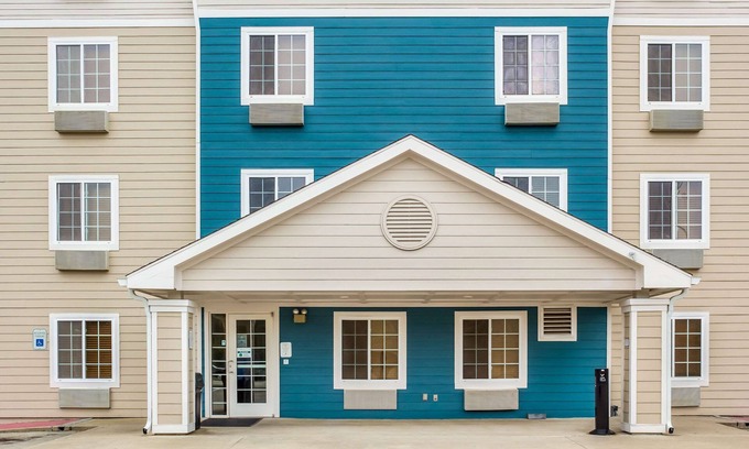 Conroe Hotel | Comfortable Stay at WoodSpring Suites Conroe with Breakfast