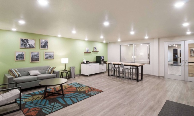 Mesa Hotel | Refreshing Woodspring Suites Mesa Chandler with Kitchen & More