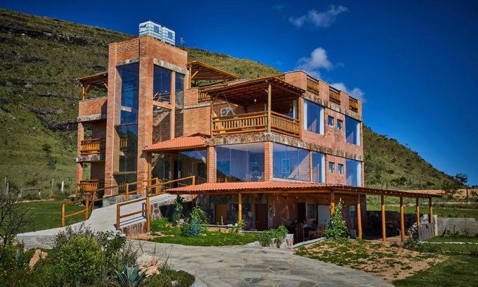 Alto Paraiso de Goias Hotel | Pet-Friendly Woodstock Guesthouse with Pool & Hot Tub