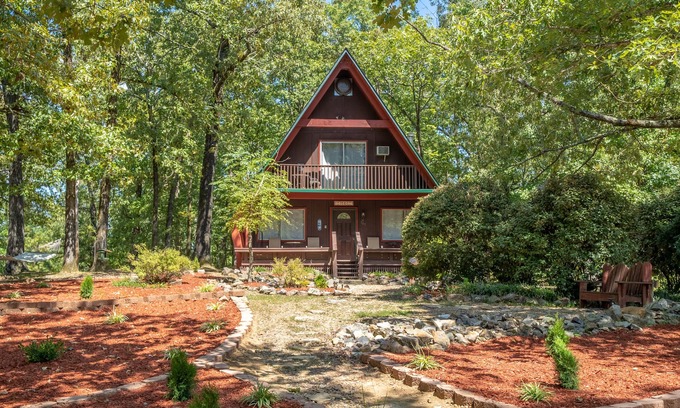 Jones Mills House | Cozy Woodsy Cabin for Couples and Groups - Guest Rated 9.8