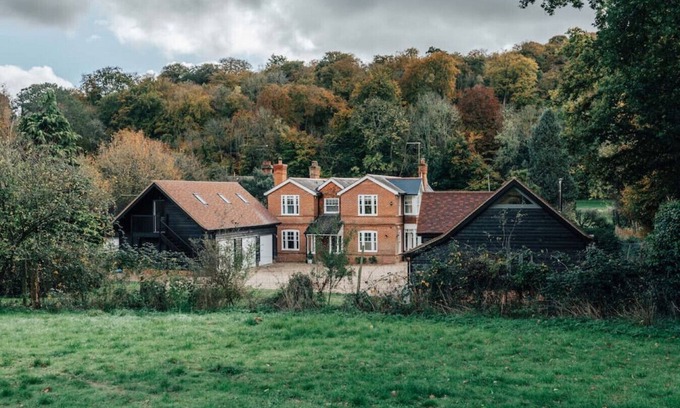 Henley House | Family-Friendly Woodvale: Sleeps 10 with Pet Access