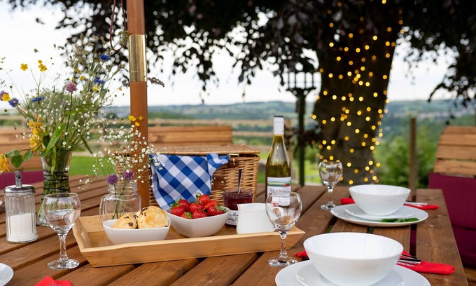 Honley House | Woodview Farm: Cozy Pet-Friendly Retreat with Open Fire