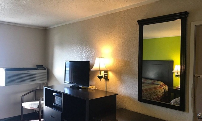 Woodville Hotel | Woodville Inn: Family-Friendly Stay with Breakfast & Kitchen
