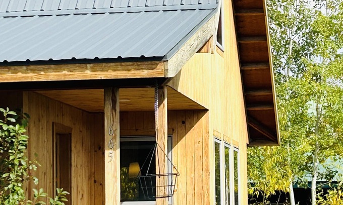 Driggs House | Inviting Woodworkers Cottage Retreat with Kitchen Access