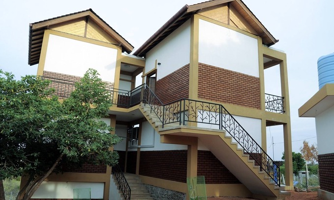 Trincomalee Hotel | Cozy Woody Crest Room Near Beautiful Beach - Family Friendly