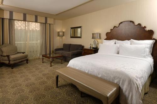 Aurora Hotel | Discover Woolley's Classic Suites Near Denver Airport