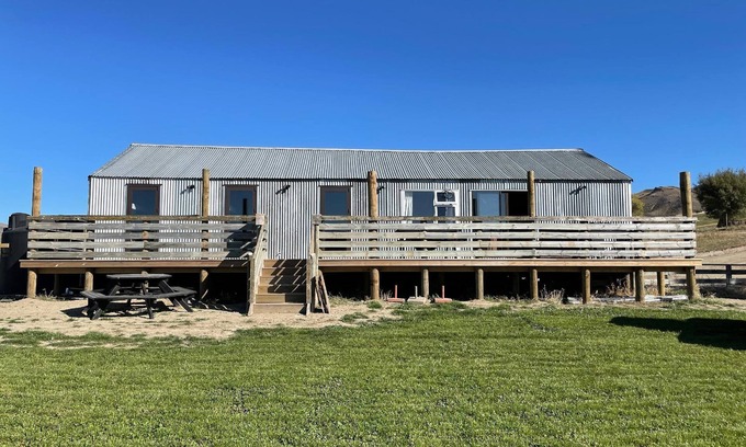 Lowburn House | 4-Bedroom Woolshed Retreat with Spa and Hot Tub