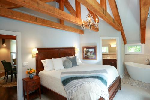 Stockton Hotel | Woolverton Inn: Eco-Friendly Retreat with Hot Tub & Dining