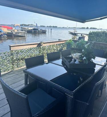Oud-Loosdrecht Boat Rental | woonboot de dobber loosdrechtse plassen 6-8 personen
