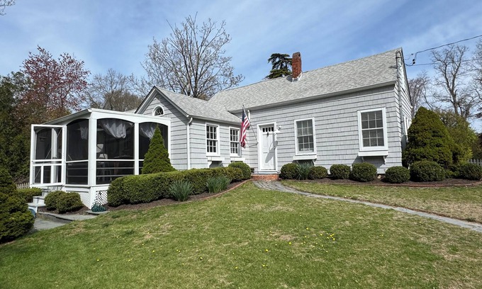 Shelter Island House | Unwind with Stellar Wifi & Pet-Friendly Oceanfront Escape