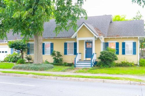 Downtown House | Ideal Corporate Lodging for Work Crews and Teams