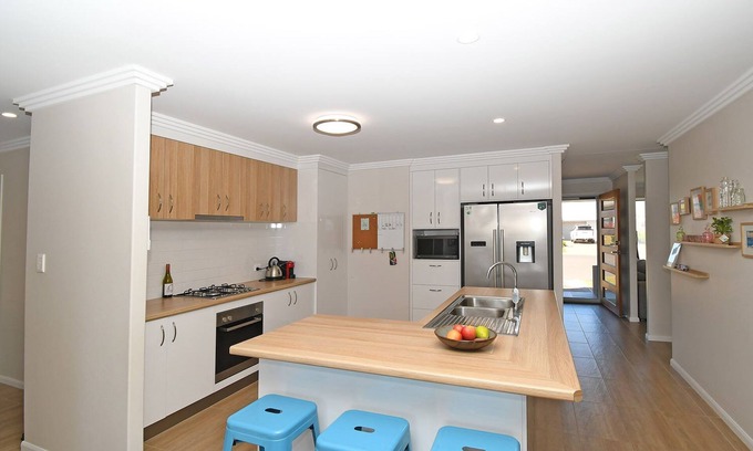 Kawungan House | Modern House for Work Crews & Families with Ocean View