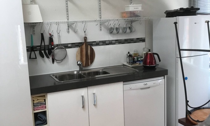 Boronia House | Ideal Two-Bedroom Apartment with Netflix and Pet-Friendly Amenities
