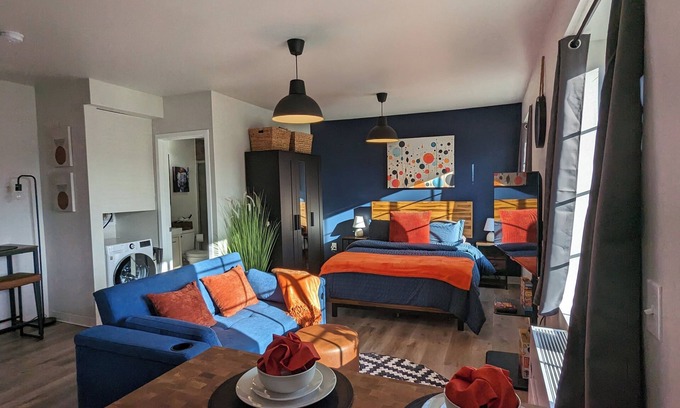 New Center Detroit Apartment | Inviting Midtown Detroit Studio with Spa and Breakfast