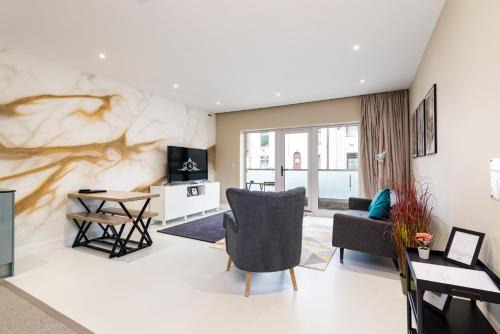 Gillingham Apartment | Contractor-Friendly Gillingham Apartments with Breakfast Included