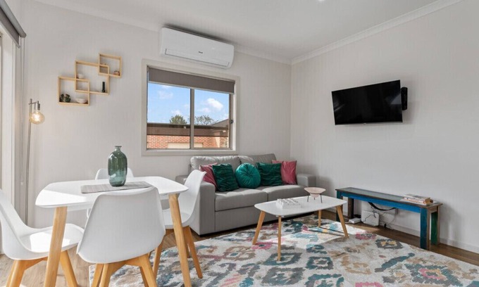 Brown Hill Apartment | Executive Unit for Professionals & Families - Rated 9.6/10