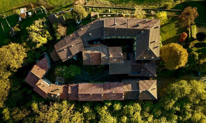 Carlazzo House | Inviting Workation Castle: Pet-Friendly & Family Welcoming