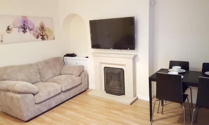 Shotts House | Guest Rated 9/10 at Workforce Property - Family-Friendly Stay