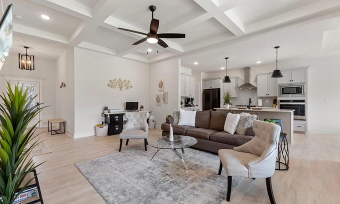 Speed House | Convenient Hotel near Downtown with Pet-Friendly Amenities