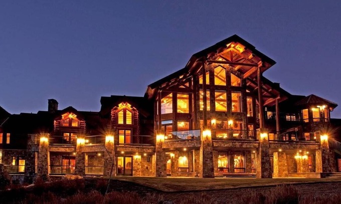 June Lake Cabin | Experience the Jewel of Sierra Nevada: Rated 10/10 for Comfort