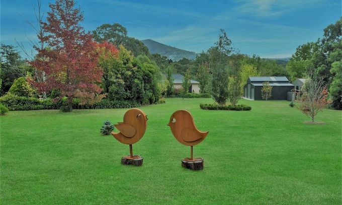 Mount Macedon Apartment | Elegant Wotama B and B in Picturesque Mount Macedon