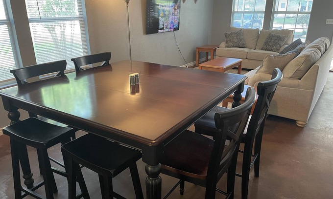 Stephenville House | Enjoy Grilling at Burger and Frey St House – Rated 9.4/10