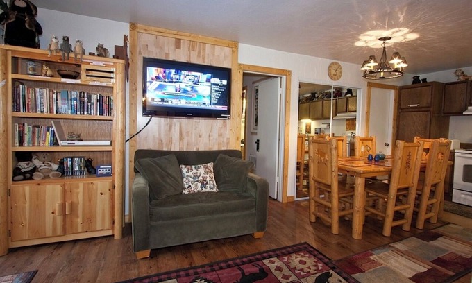 Mammoth Lakes Condo | Discover Mammoth Escape: Rated 9.8 with Pool & Spa