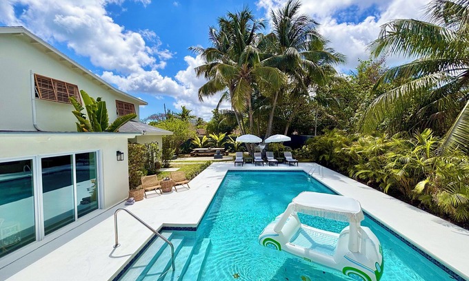 Nassau House | Elegant Oasis: Renovated 5-Bedroom Villa Near BahaMar
