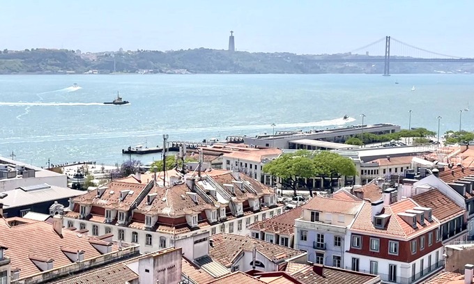 Martires Apartment | Unforgettable Stay by Tagus River: Your Lisbon Apartment