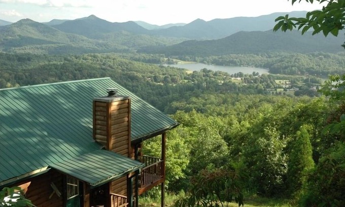 Hiawassee Cabin | Unwind at Wow View: Pet-Friendly Retreat with Hot Tub