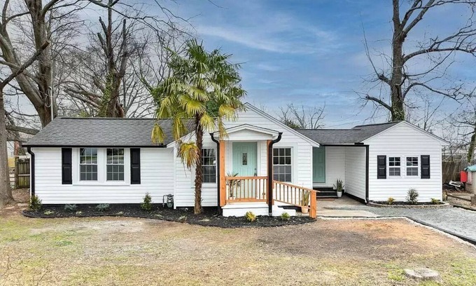 Judson House | Delightful Wilburn - Cozy 2 Bedroom Close to Downtown GVL