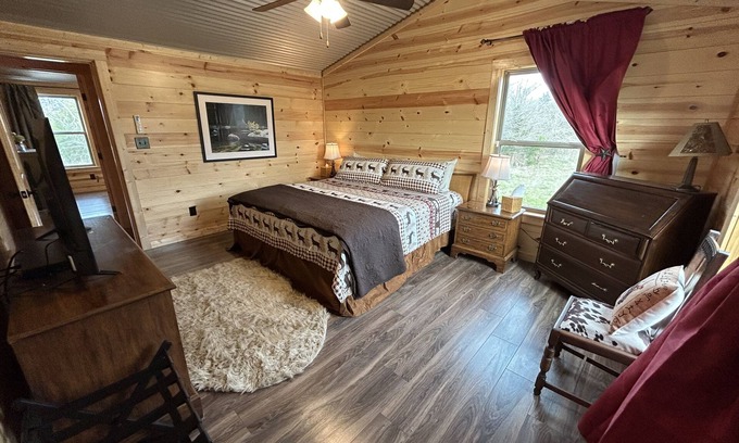 Mount Vernon Cabin | Wrangler Ranch: Family-Friendly Getaway with Breakfast Included