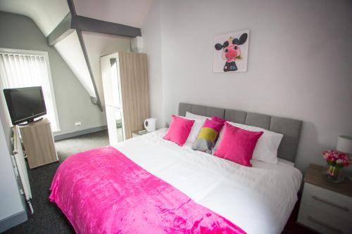 Birmingham House | Guest Rated: Wray And Whyte House with Kitchen Access