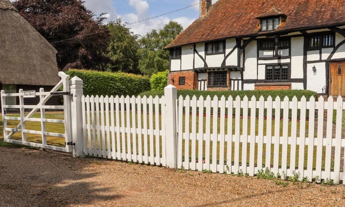 Etchinghill House | Delightful Wren Cottage: A 4-Star Child-Friendly Getaway