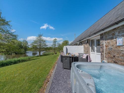 Pentrefelin House | Wren Cottage: 4-Star Retreat with Hot Tub & Family Friendly