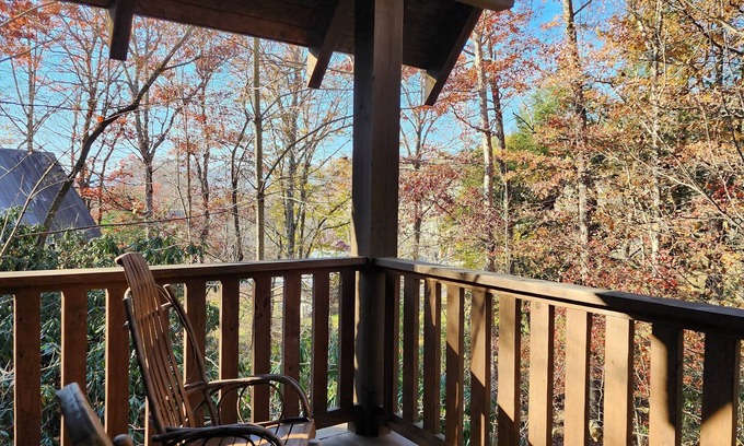 Cheshire Cabin | Wren's Den: Relaxing Retreat with Jetted Tub & Mountain Views