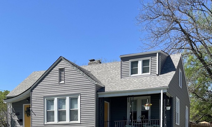 Lake Forest Estates House | Wren's Hideaway: Historic Comfort in Downtown Retreats