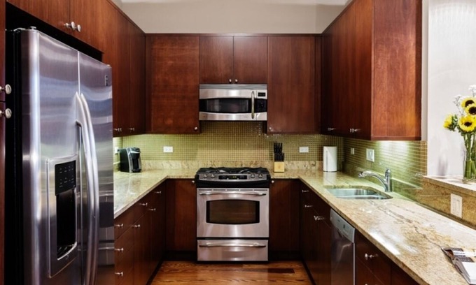 Lakeview Condo | Wrigleyville Inn: Modern 1 Bedroom Near Wrigley Field