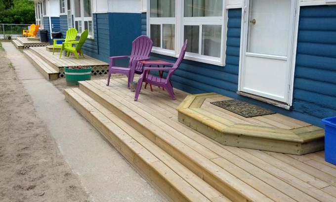 Wasaga Beach House | Oceanfront Retreat at Wu Wu's Cabins with Hot Tub