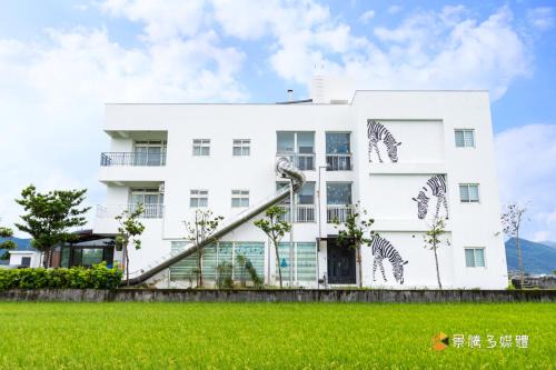 Jiaoxi House | Wunan Zoo Family Homestay: Beachfront Fun for Everyone