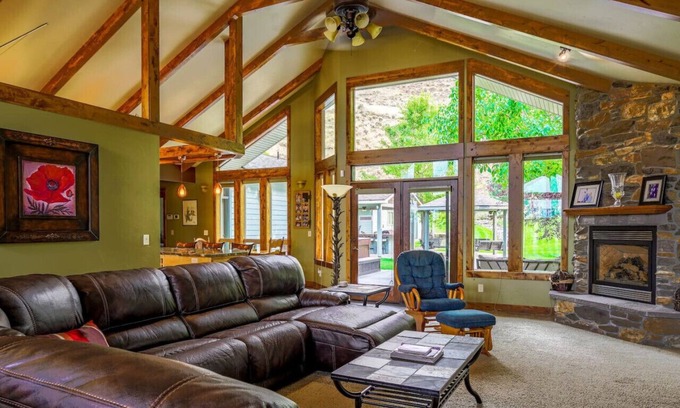 Baker City Apartment | Wunder House: Ideal for Groups with Hot Tub & Firepit