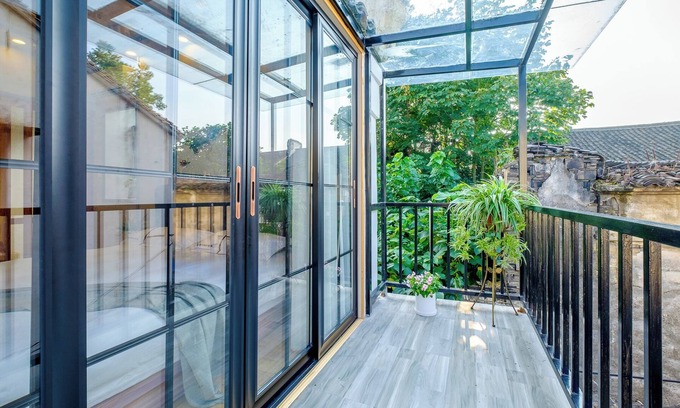 Dong Zha House | Experience Comfort at Wuzhen Fuchang Bridge Inn