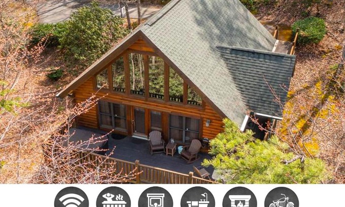 Gatlinburg - Pigeon Forge House | Wuzzy's Flophouse Cabin: Family-Friendly with Hot Tub Bliss