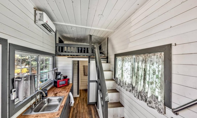 Walker House | Cozy WWM Eastern Sierra Tiny House with Great Amenities