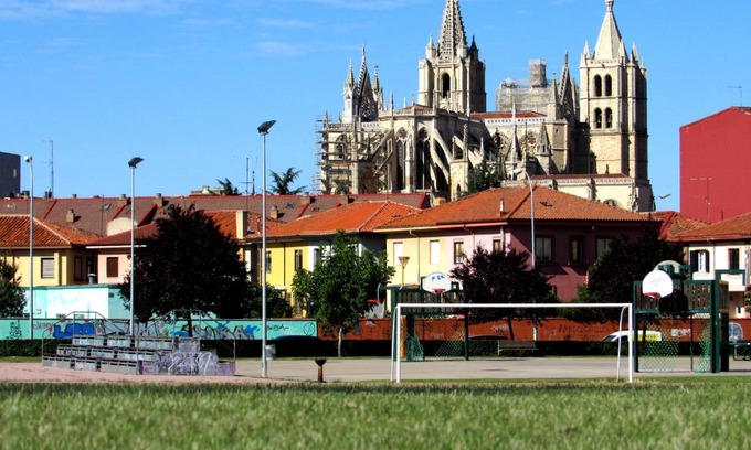 Leon Apartment | Discover Parques de la Catedral with Free Private Parking