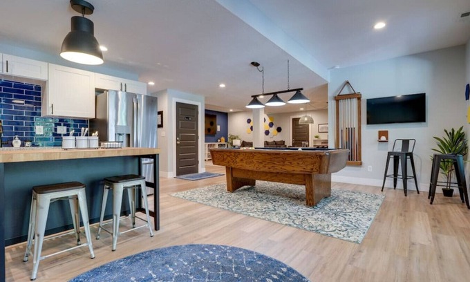 Shawnee Hills House | Wyandotte Way - Family-Friendly Suite with Pool & Breakfast