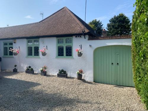 West Kingsdown Apartment | Wychwood: Inviting Country Bungalow with Great Amenities
