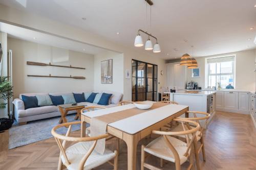 Rhosneigr Apartment | Pet and Child Friendly Retreat at Wylfa The Upper House