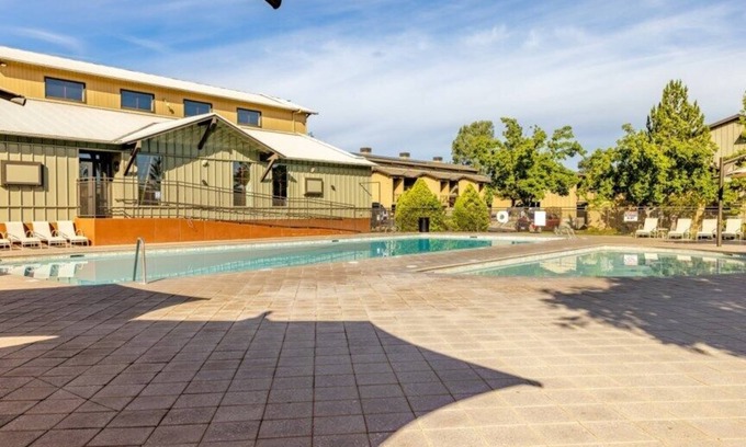 Angels Camp Condo | Wyndham Angels Camp: Family-Friendly Retreat with Pool & Spa